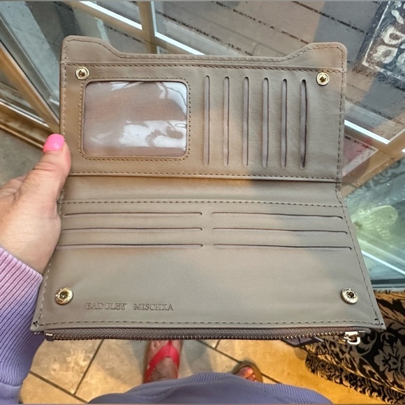 Badgley Miscka NWT Taupe vegan leather long cards‎ wallet quilted l - Picture 4 of 8